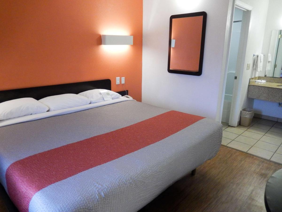 Motel 6-Clute, Tx Εξωτερικό φωτογραφία