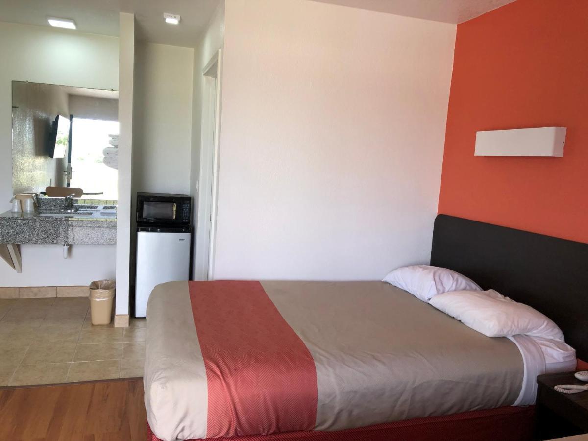 Motel 6-Clute, Tx Εξωτερικό φωτογραφία