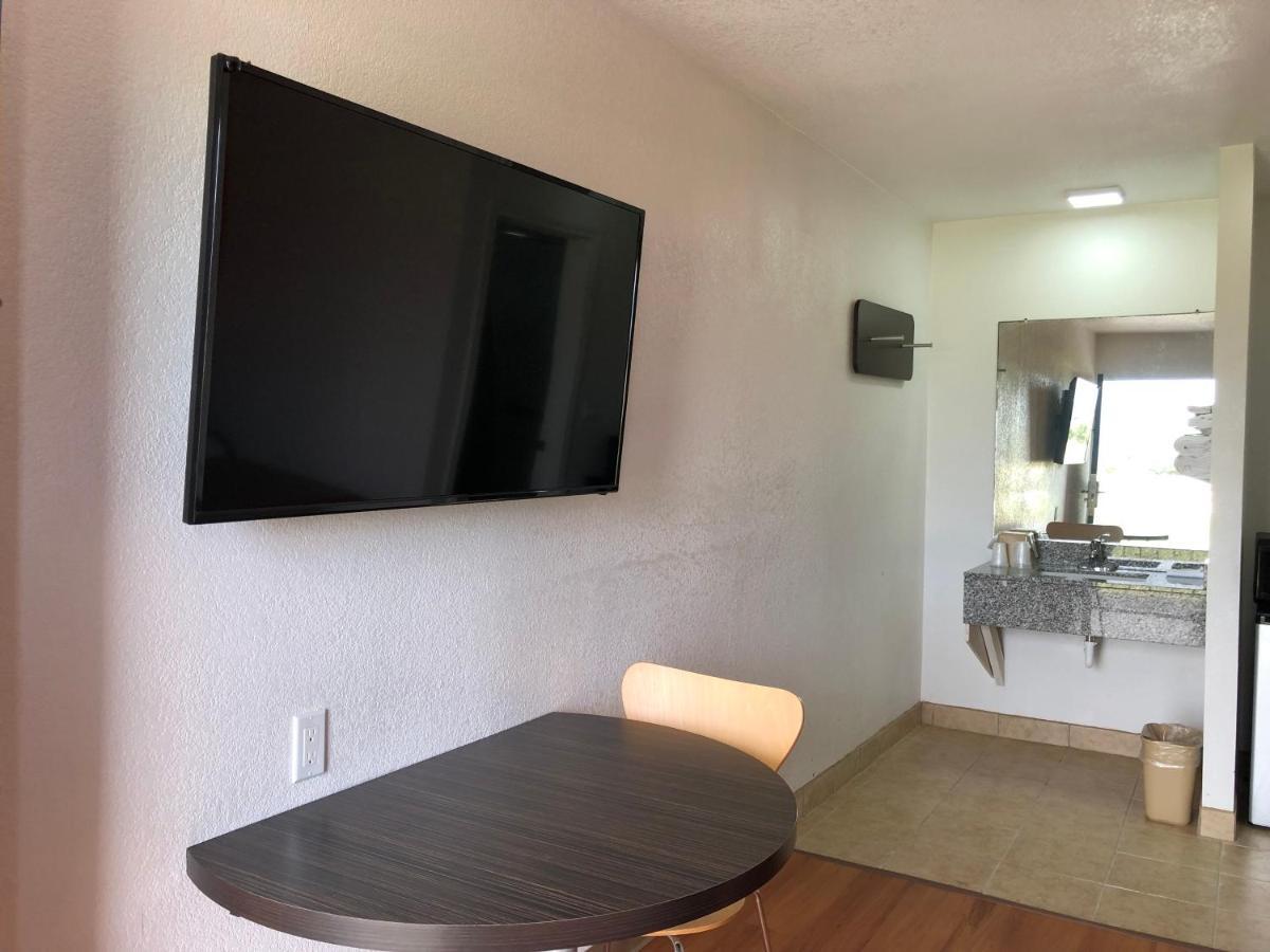 Motel 6-Clute, Tx Εξωτερικό φωτογραφία