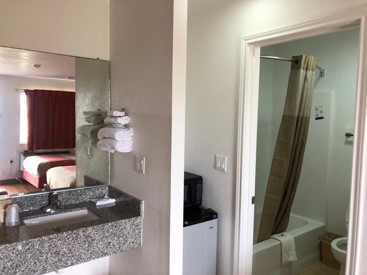 Motel 6-Clute, Tx Εξωτερικό φωτογραφία